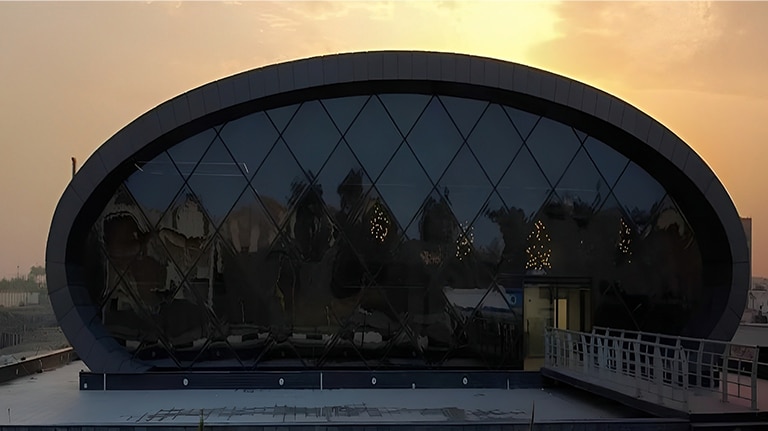 صورة لمبنى المعرض في وقت الغروب