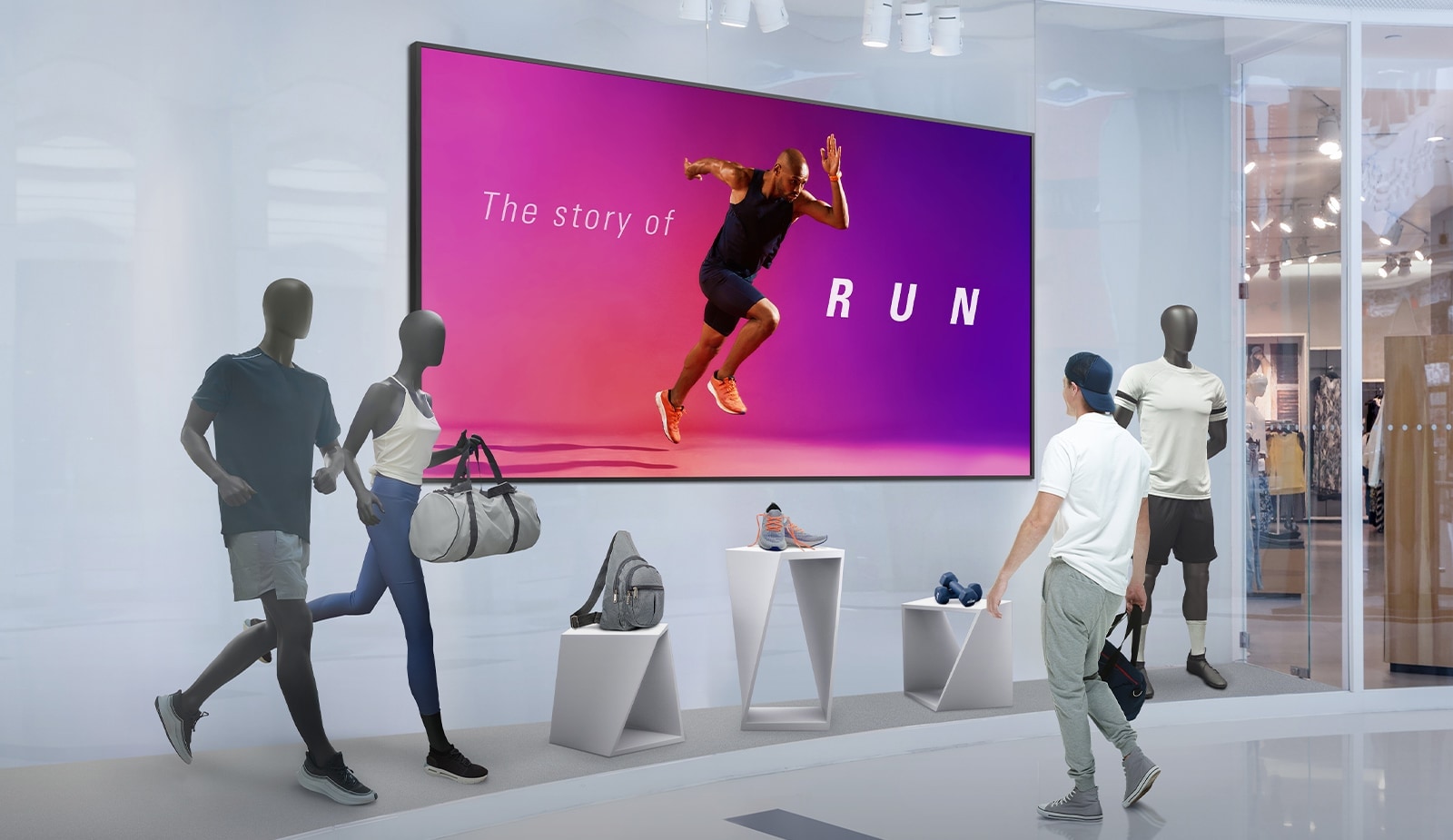 رجل يشاهد إعلانا على شاشة كبيرة بمتجر رياضي.