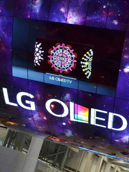 تظهر شاشة OLED منحنية عليها عبارة "OLED من إل جي"