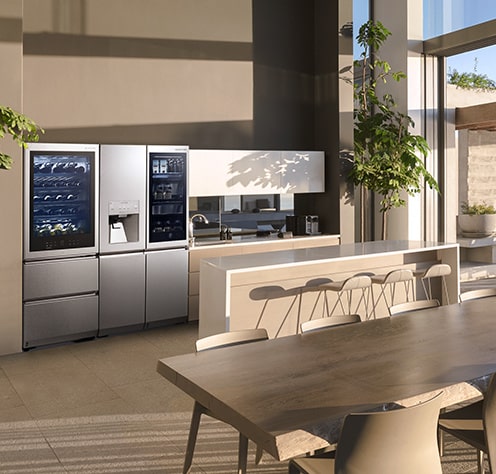 تم وضع ثلاجة LG SIGNATURE وقبو النبيذ في المطبخ ذو الطراز الطبيعي حيث يأتي ضوء الشمس.