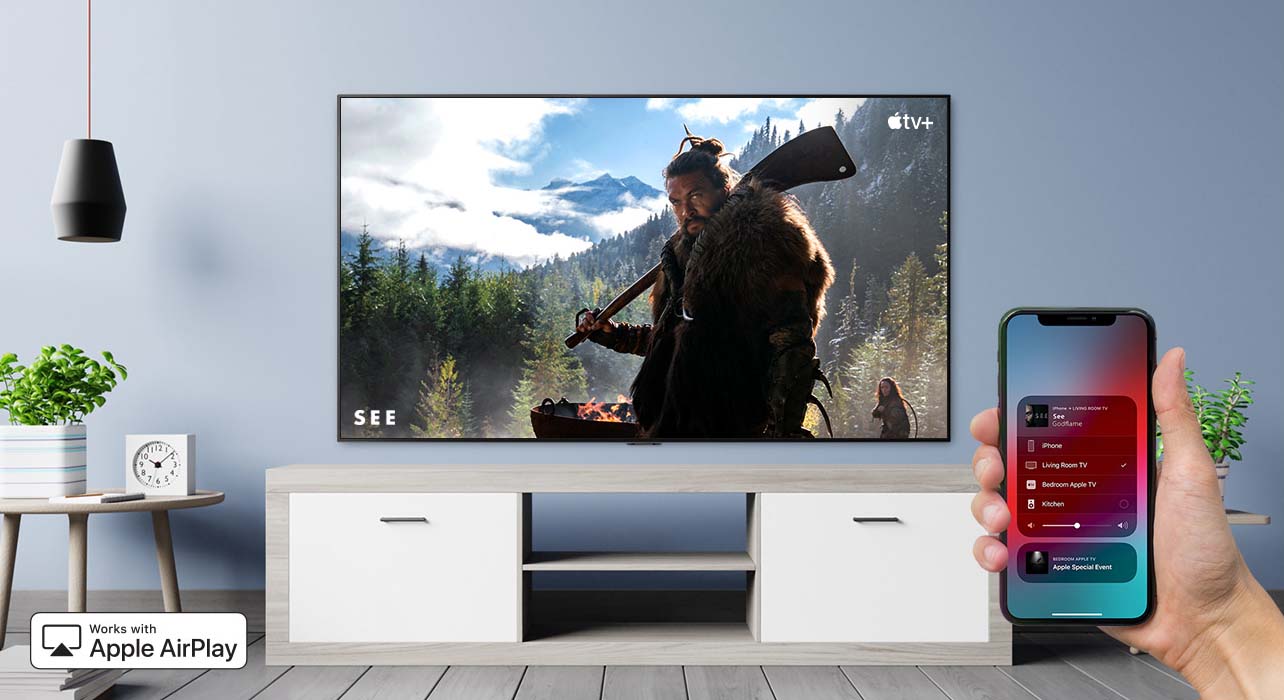 صورة عن كثب ليد تتحكم في التلفزيون عبر هاتف أيفون مع عرض التلفزيون محتويات Apple TV+