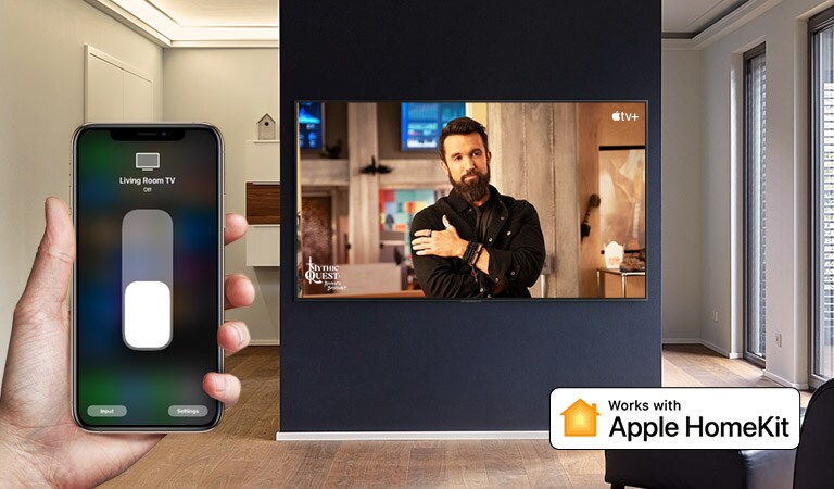 صورة عن كثب ليد تتحكم في التلفزيون عبر هاتف أيفون مع عرض التلفزيون محتويات Apple TV+