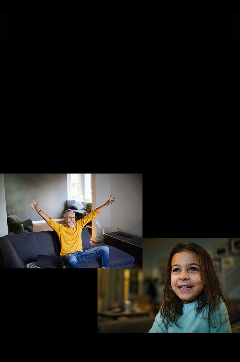 جَد جالس على أريكة في غرفة المعيشة يشاهد شيئًا ما بسعادة في الصورة الموجودة أعلى الزاوية اليسرى. فتاة تشاهد شيئًا ما بسعادة بالغة.