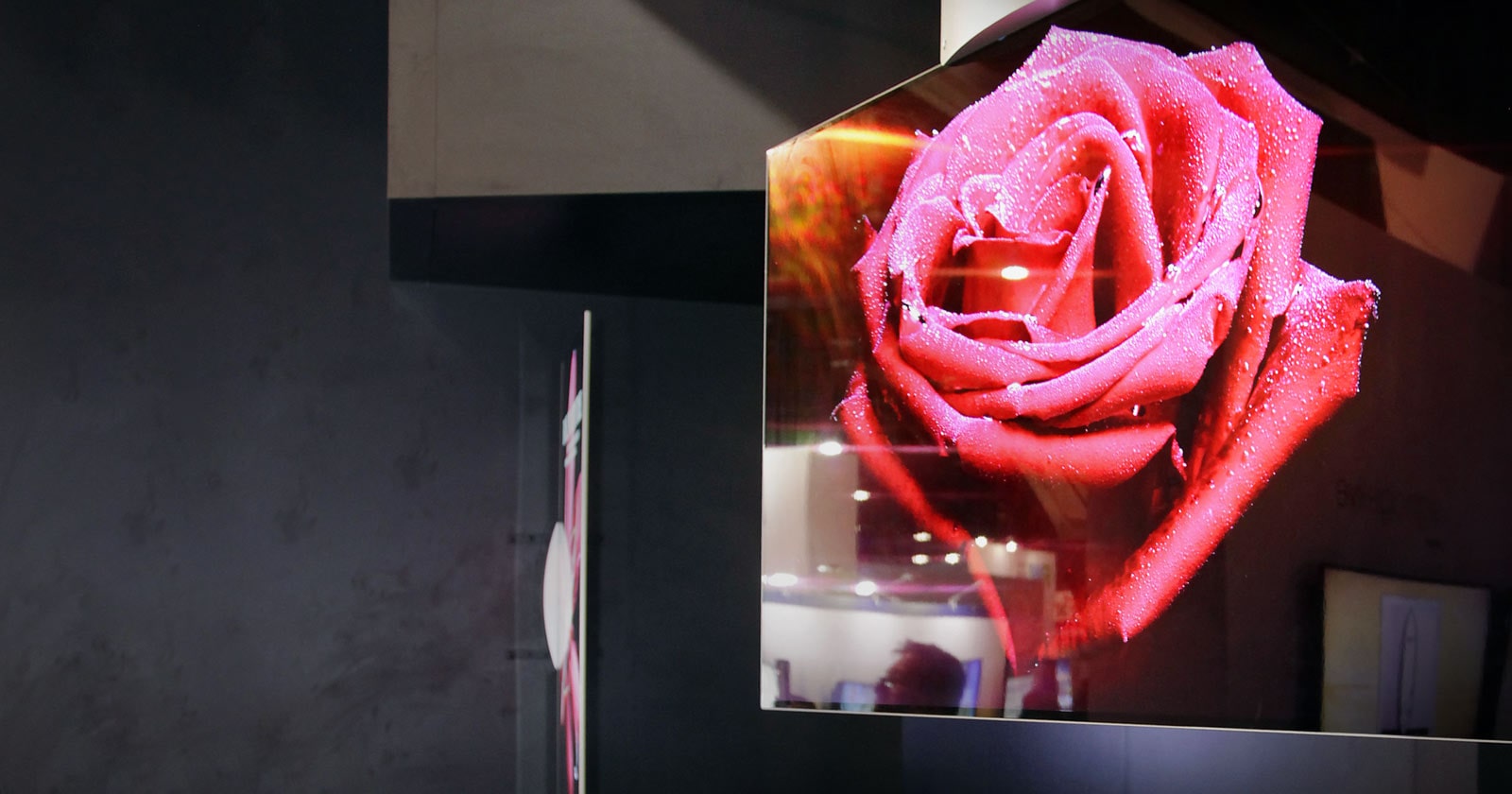 03.feature_03.55-inch Dual-View Flat OLED Display