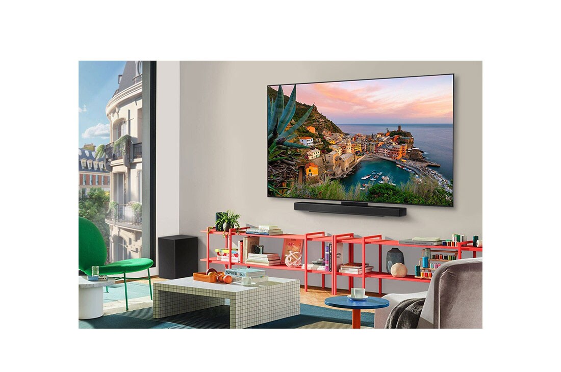 LG تلفزيون LG OLED evo AI C5 مقاس 77 بوصة بدقة 4K 144Hz ومدعوم بجهاز التحكم AI Magic remote وواجهة webOS25 طراز عام 2025 , منظر واسع لغرفة معيشة أنيقة وملونة. تلفزيون LG OLED evo AI C5E 4K Smart TV مثبت على الحائط مع مكبر صوت LG Soundbar أسفله. يتناغم تصميم التلفزيون بشكل جيد مع المساحة. يوجد على شاشة التلفزيون عمل فني مل, OLED77C56LA, thumbnail 14