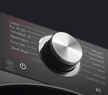 صورة مُكبرة للمفتاح المعدني على لوحة تحكم الغسالة.