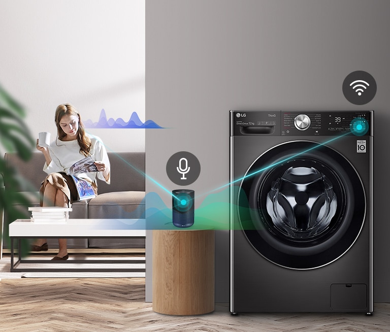 امرأة جالسة على الأريكة تحتسي الشاي وتصدر الأوامر إلى غسالتها من خلال مكبر الصوت الخاص بنظام الذكاء الاصطناعي.