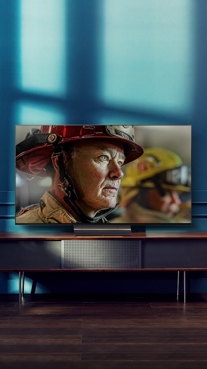 صورة يظهر بها تلفزيون OLED من إل جي المثبت على الجدار في غرفة بيضاء ومشرقة ذات ديكورات طبيعية. أثناء تغير الصورة، يتغير المشهد من النهار إلى الليل.
