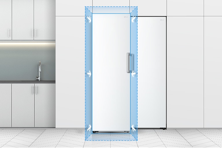  A blue 3D square and arrows pointing inward toward the door show how the freezer fits perfectly in a standard kitchen.