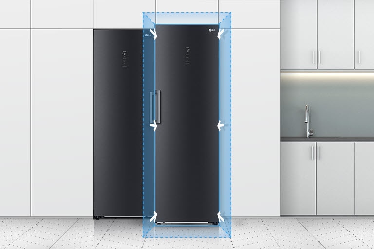 The front view of the refrigerator is shown in a kitchen. A blue square on the edge of the refrigerator and arrows highlight how it fits seamlessly into a standard kitchen.