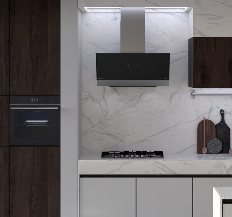 Immagine di una cucina con installati un forno, una cappa e un piano cottura.