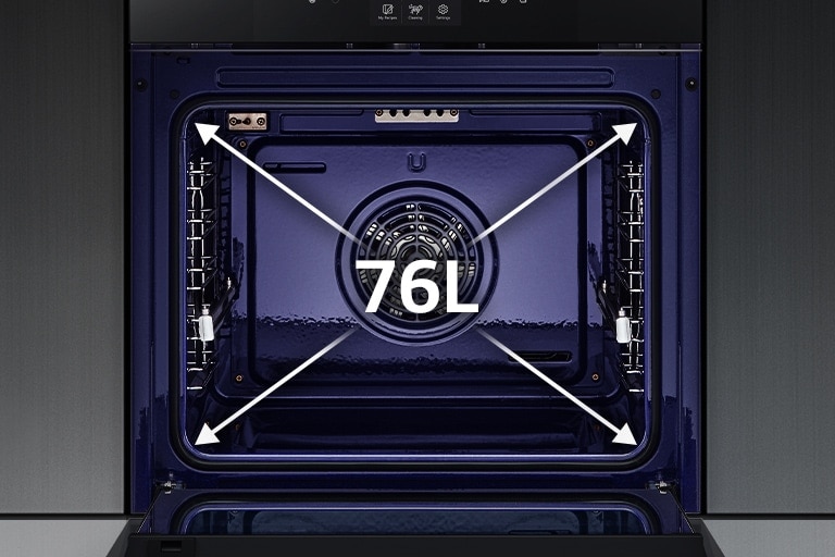 Immagine che mostra l'ampia cavità del forno, con indicato 76 litri