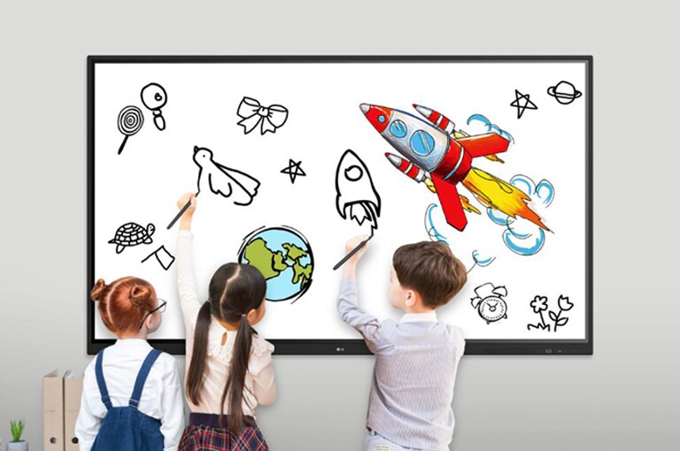 Three children are drawing on the TR3DJ at the same time.