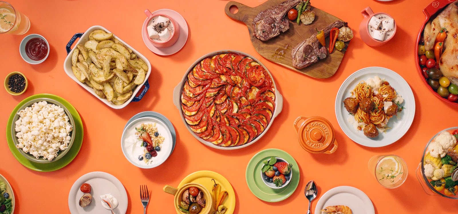 Il montre divers plats préparés sur la table avec LG Neochef.