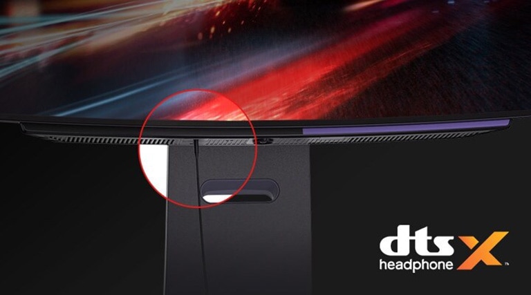 The 4-pole headphone cord is connected to the monitor.