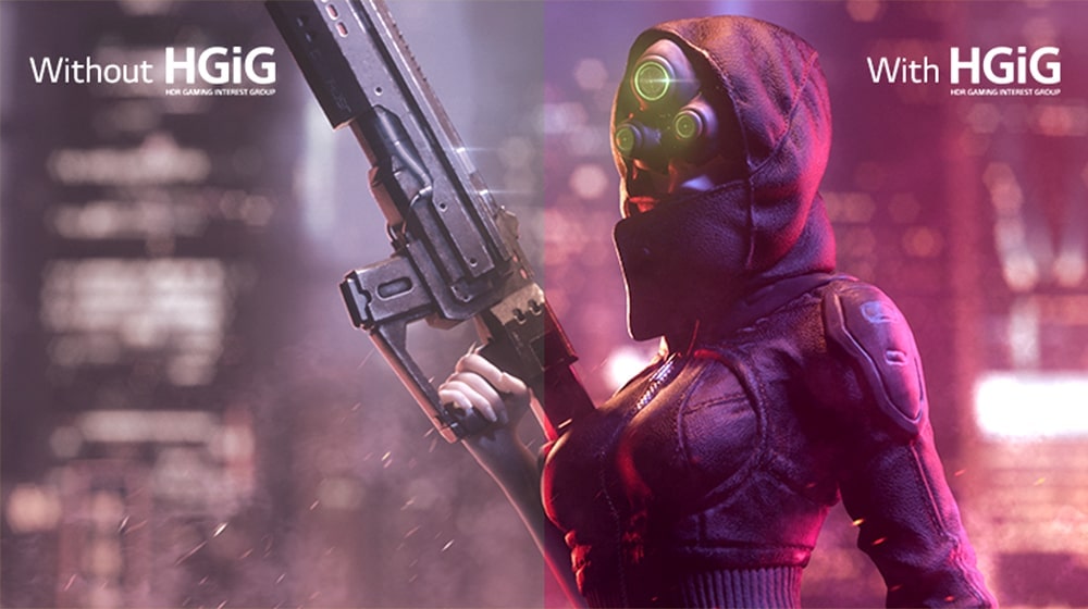 A képen egy nő látható, aki fegyvert tart, és teljesen eltakart arcmaszkot visel.  A kép bal fele halvány, kevesebb színnel, a kép jobb fele pedig viszonylag színesebb.