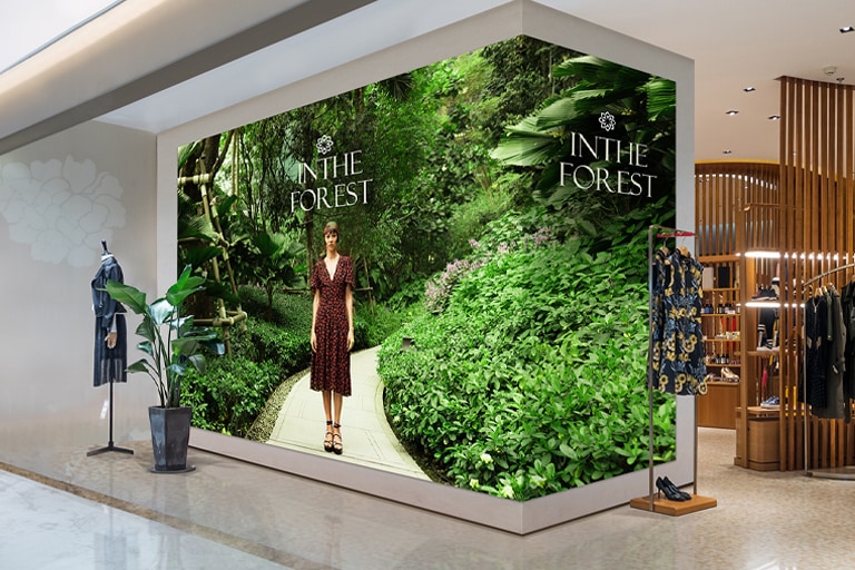 A large LED is installed on the corner wall of the mall near the display window. Although it’s positioned on a wall with an angle, it displays vivid images that look smooth and continuous, without any awkward breaks.