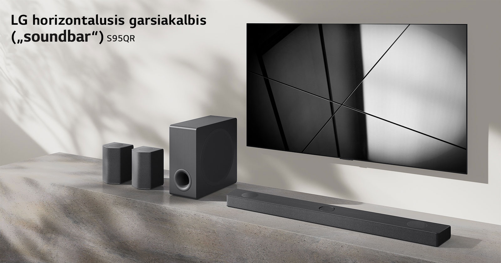 LG horizontalusis garsiakalbis („Sound Bar“) S95QR ir LG televizorius svetainėje pastatyti vienas šalia kito. Televizorius įjungtas, jame rodomas juodos ir baltos spalvų atvaizdas.