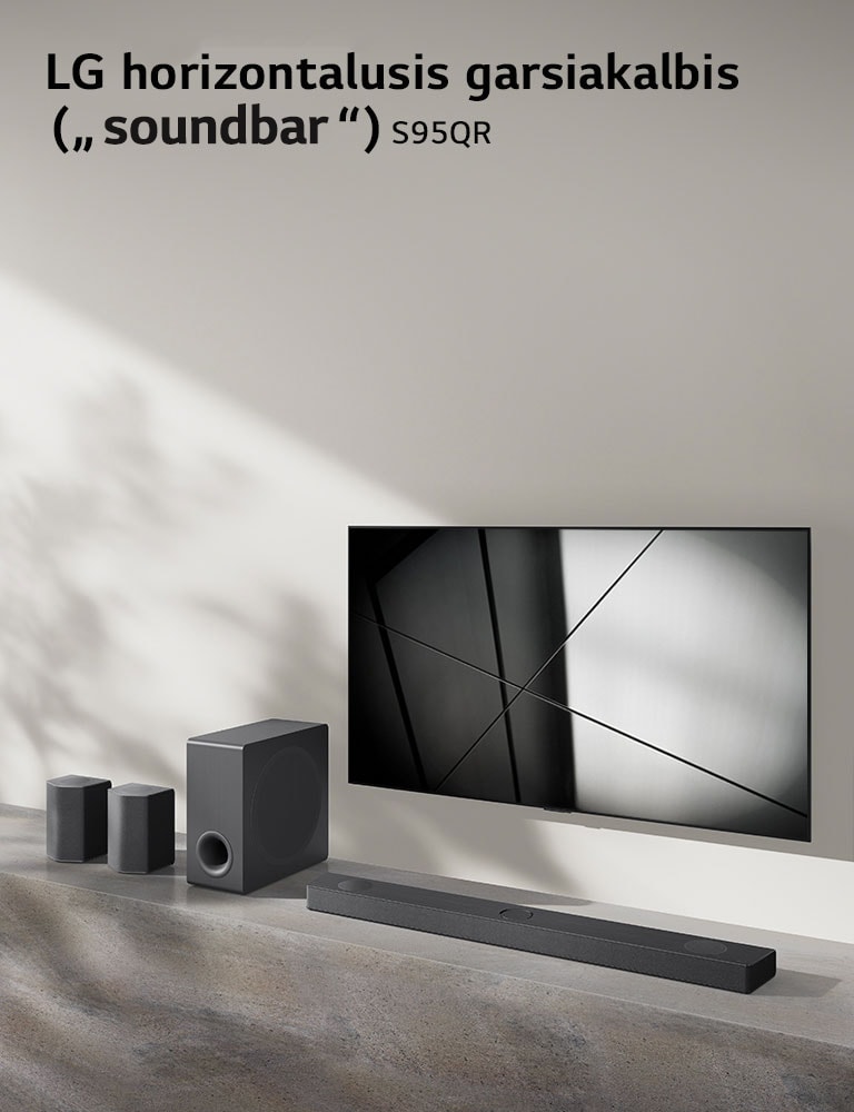 LG horizontalusis garsiakalbis („Sound Bar“) S95QR ir LG televizorius svetainėje pastatyti vienas šalia kito. Televizorius įjungtas, jame rodomas juodos ir baltos spalvų atvaizdas.