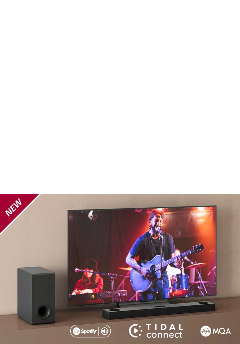 LG televizorius padėtas ant rudos lentynos, o „LG Sound Bar S95QR“ – priešais televizorių. Žemųjų dažnių garsiakalbis yra kairėje televizoriaus pusėje. Televizoriuje rodoma koncerto scena. Viršutiniame kairiajame kampe parodytas ženklas NEW.