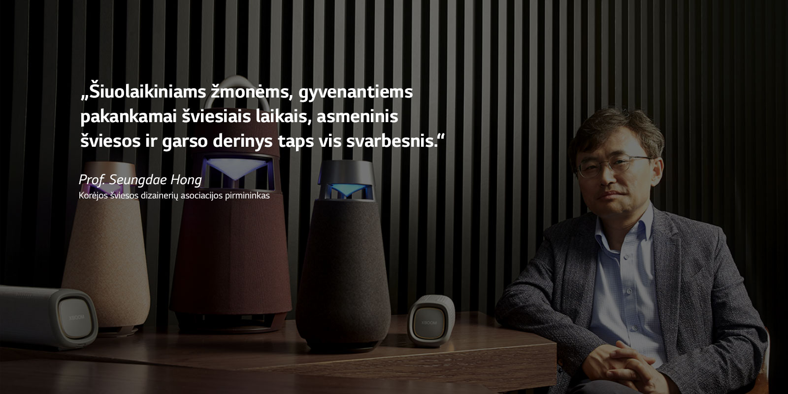 Korėjos šviesos dizainerių asociacijos pirmininko prof. Seungdae Hong atvaizdas, su XBOOM ant stalo
