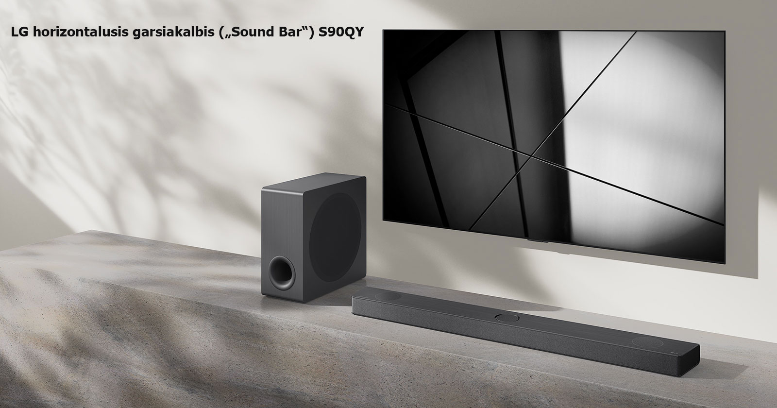 LG horizontalusis garsiakalbis („Sound Bar“) S90QY ir LG televizorius svetainėje pastatyti vienas šalia kito. Televizorius įjungtas, jame rodomas juodos ir baltos spalvų atvaizdas.