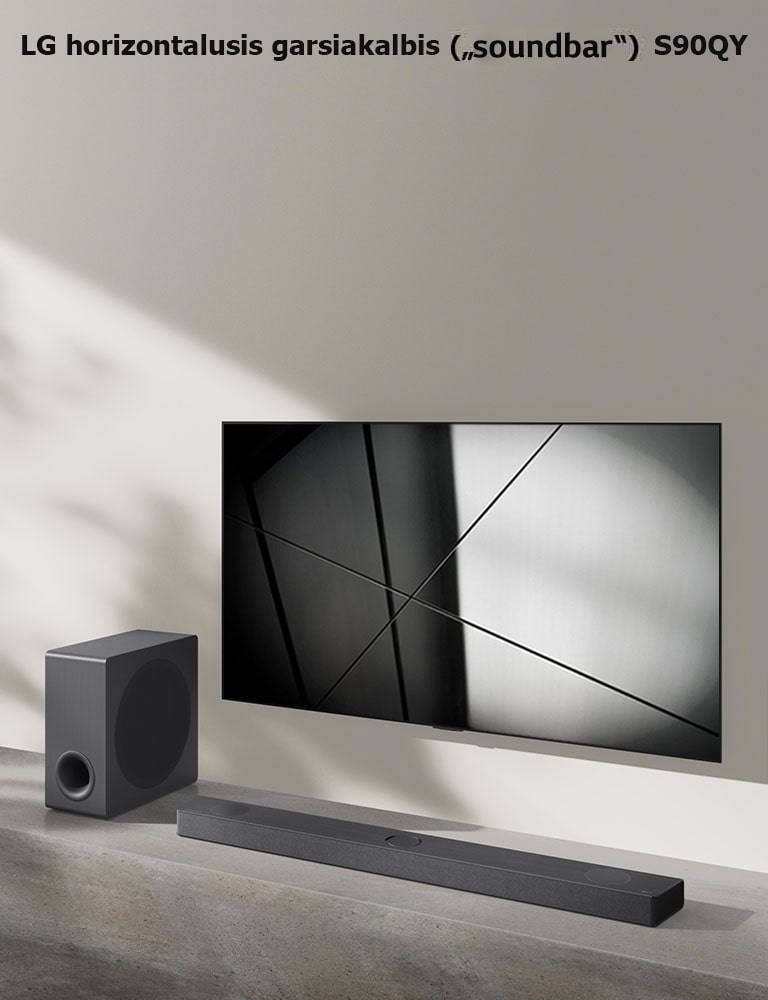 LG horizontalusis garsiakalbis („Sound Bar“) S90QY ir LG televizorius svetainėje pastatyti vienas šalia kito. Televizorius įjungtas, jame rodomas juodos ir baltos spalvų atvaizdas.