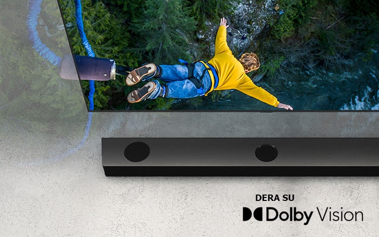 LG televizoriuje rodomas žmogus, šokantis žemyn su elastinga virve, o LG horizontalusis garsiakalbis padėtas po televizoriumi.