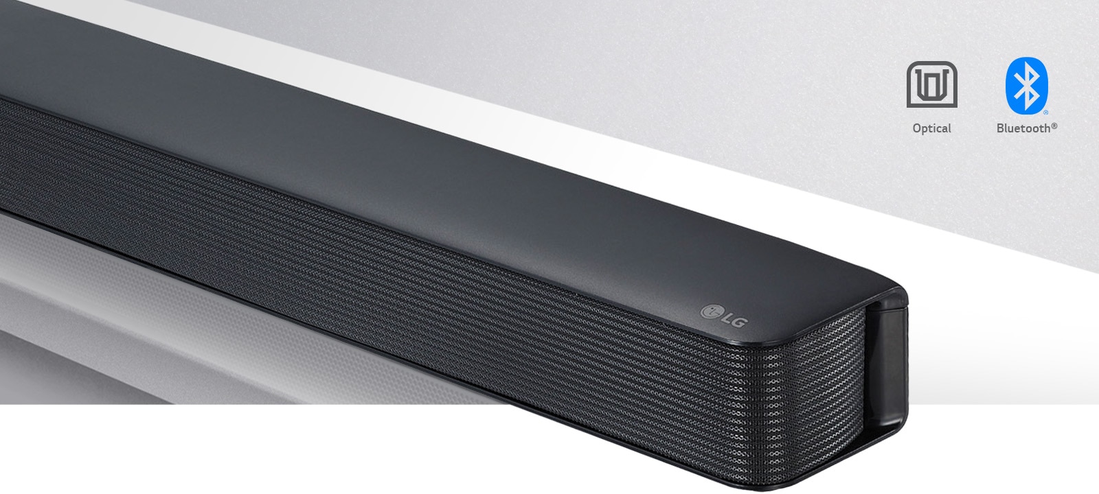 LG Soundbar su LG logotipu apatiniame dešiniajame kampe dešinės pusės vaizdas stambiu planu. Jungiamumo piktograma virš produkto. 