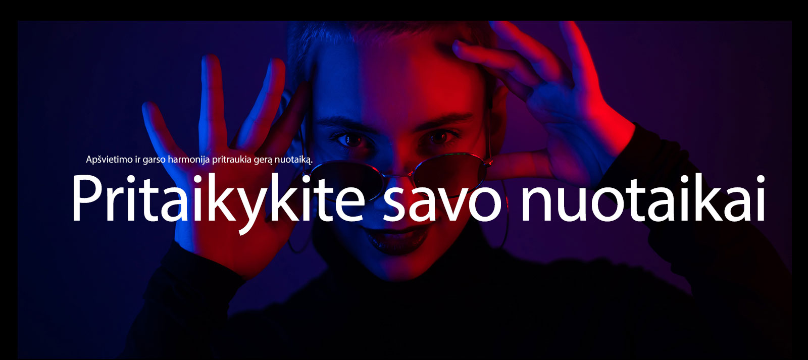 Moteris pozuoja ryškiame apšvietime.