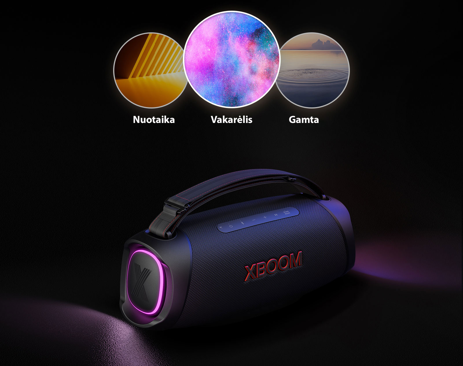 LG "XBOOM Go XG8T" su violetiniu apšvietimu padėtas ant grindų. Ant garsiakalbio viršaus rodomi trys „Light Studio“ režimai: aplinkos, gamtos ir vakarėlio.