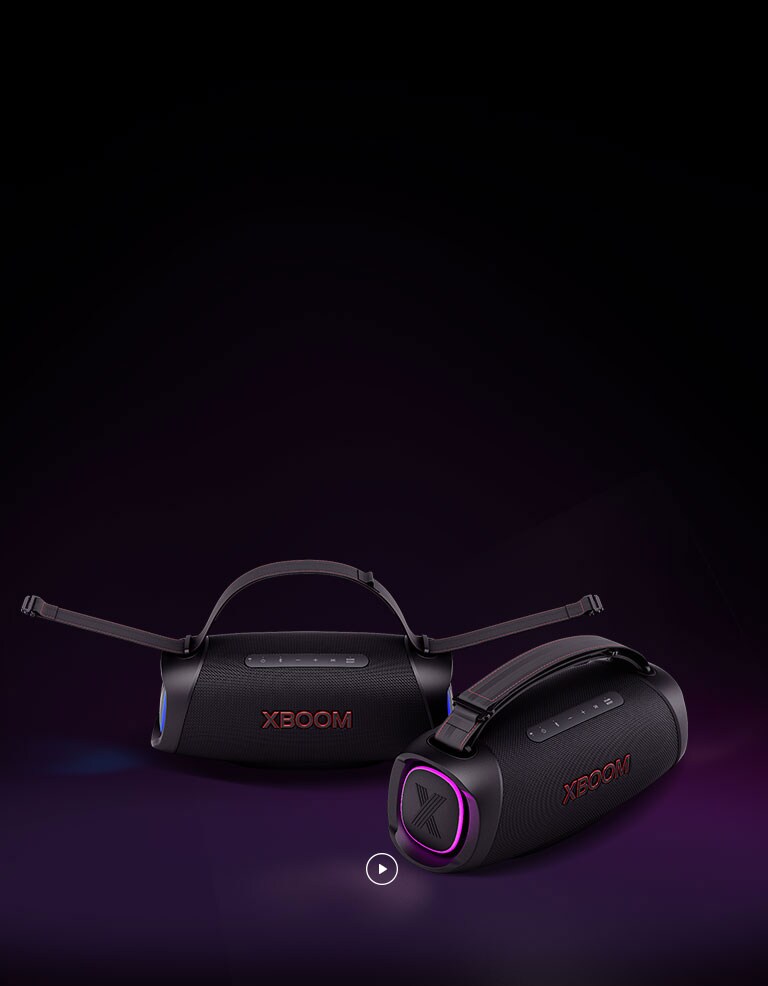 Du LG XBOOM Go XG8T begalinėje erdvėje. Viename pavaizduotas diržas per petį, o kitame – rankinis diržas.