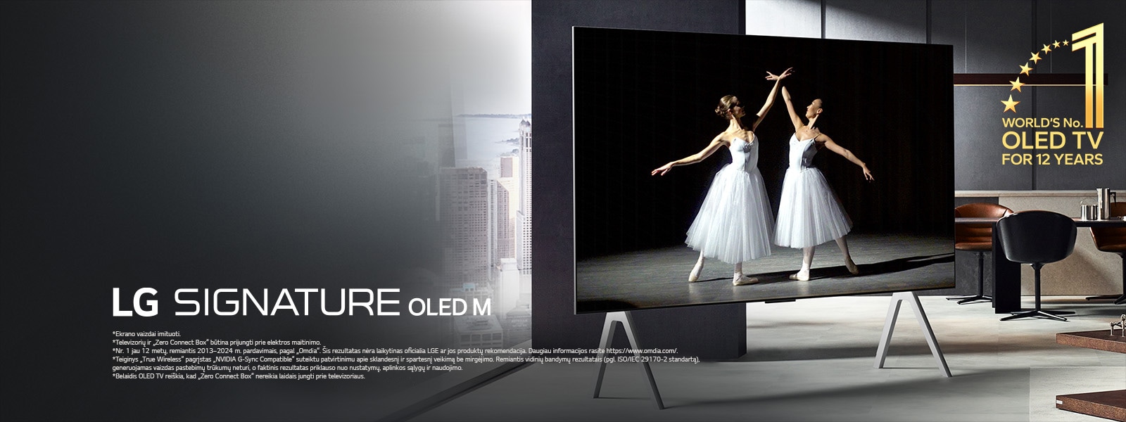 Aukščiausios klasės svetainė su „LG Signature OLED M5“ ant televizoriaus stovo. Ekranas atrodo milžiniškas. Nesimato laidų, o tai rodo, kad televizorius veikia su „True Wireless“ technologija. Matoma 12 metų pasaulyje pirmaujančio OLED TV televizoriaus emblema ir „LG Signature OLED M“ logotipas.