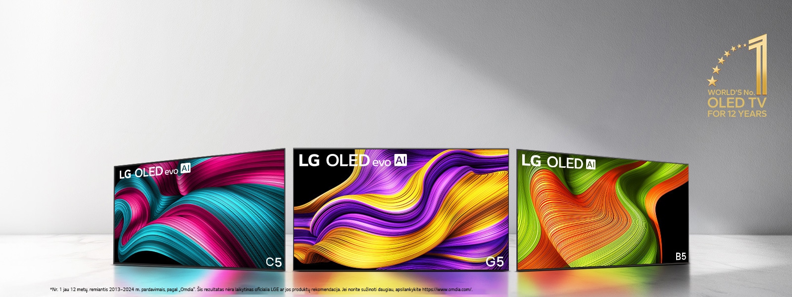 Išrikiuoti trys „LG OLED evo AI“ televizoriai: C5, G5 ir B5. Kampe yra emblema: „World’s number one OLED TV for 12 years“. 