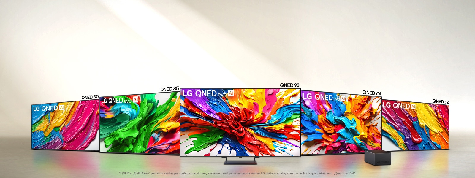 Išrikiuoti penki „LG QNED evo AI“ televizoriai: QNED80, QNED85, QNED93, QNED9M su „Zero Connect Box“, QNED82.
