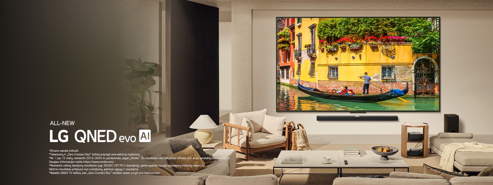 LG QNED9M sumontuotas ant sienos virš LG „Soundbar“ garso sistemos šiuolaikiškoje svetainėje. „Zero connect box“ kavos staliuko viduje.