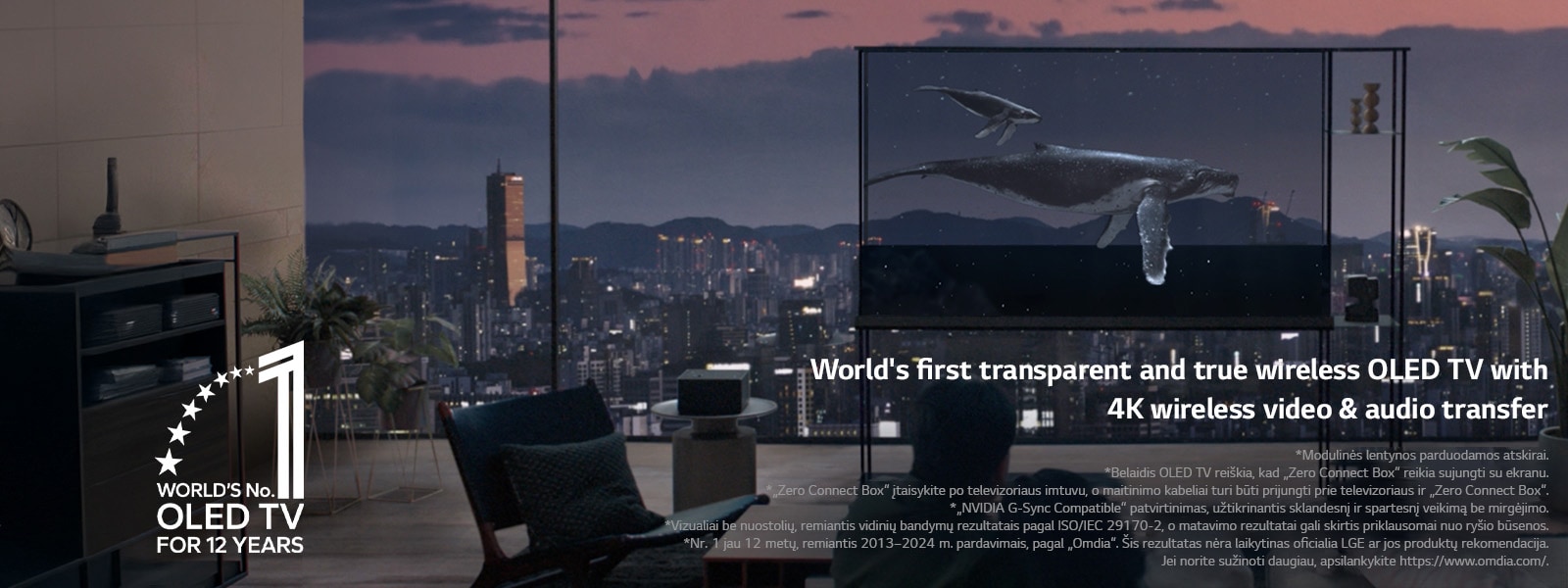 Banginis plaukia per LG SIGNATURE OLED T ekraną, pakeliama užuolaida, kad matytųsi vakarinio miesto panorama. Žmonės sėdi ant sofos pirmame plane priešais televizorių ir langą. „Zero Connect Box“ ant staliuko, kairėje televizoriaus pusėje. 