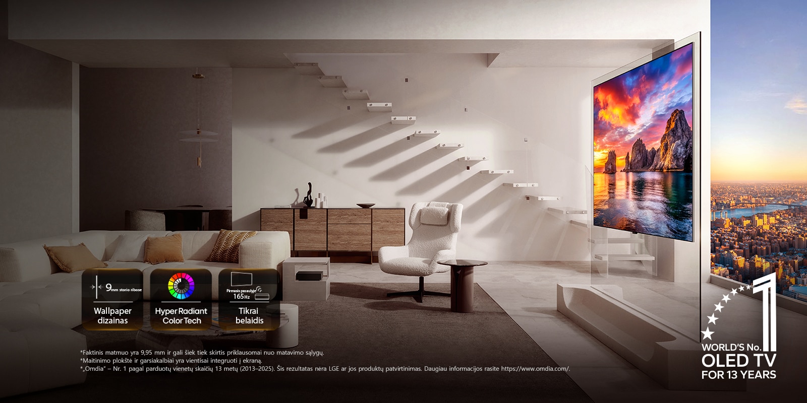 „LG OLED evo AI W6 Wallpaper TV“ sumontuotas svetainėje su miesto vaizdu; ekrane rodoma ryški saulėlydžio pakrantės scena, o ekrano piktogramos skelbia: „9 mm diapazono plonas Wallpaper dizainas“, „Hyper Radiant Color Tech“ ir „Pasaulyje pirmasis 165 Hz True Wireless“ ir ženklelis „World's No1 OLED for 13 Years“.