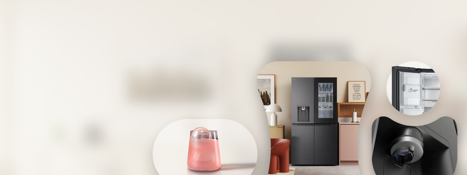 Taurė rausvo gėrimo su apvaliu leduku, LG šaldytuvas virtuvėje, „Slim SpacePlus“ ledukų ruošimo sistema, „UVnano“ vandens dozatoriaus stambaus plano vaizdas.