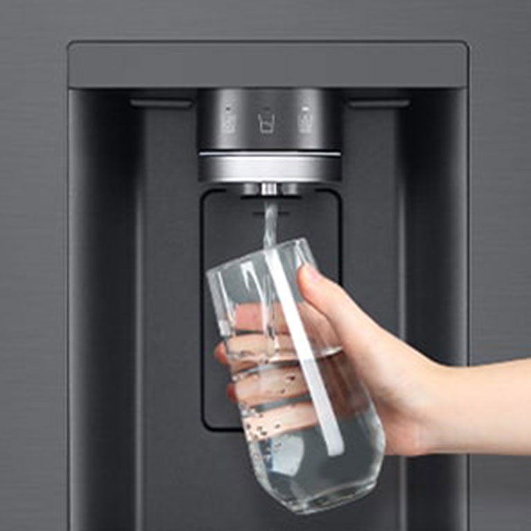 Juodo stiklo „InstaView“ šaldytuvo vaizdas iš priekio su viduje įjungta šviesa. Ranka baksnoja „InstaView“ ekraną.