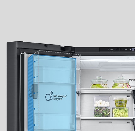 Šaldytuvo viduje mėlynai paryškintas plonas vidinis ledo gaminimo įrenginys, o šaldytuvas pilnas ingredientų.