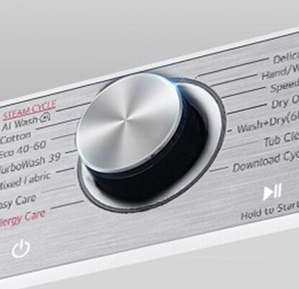 Tuvplānā redzams palielināta veļas mazgājamās mašīnas paneļa metāla poga.