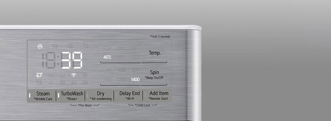 Tuvplānā redzams palielināts veļas mazgājamās mašīnas panelis, lai displejs būtu skaidri redzams.