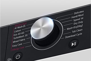 Išdidintas skalbyklės skydelio metalinės rankenėlės vaizdas.