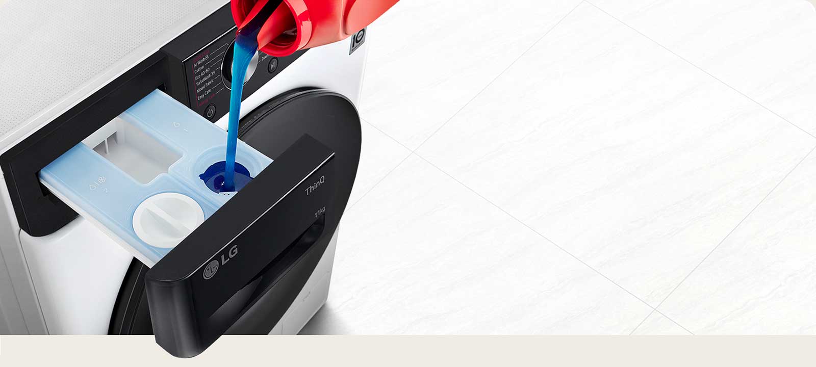 Skalbimo priemonė pilama į skalbyklės skalbiklio skyrelį.