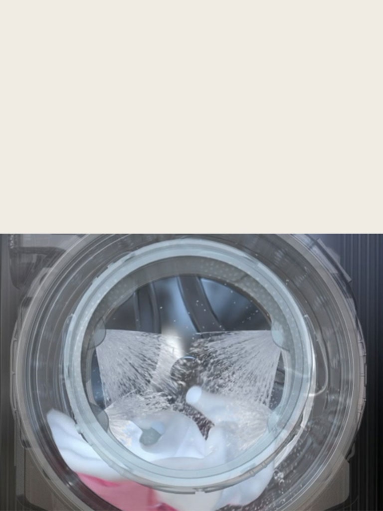 Skalbyklės durelės. Vanduo trykšta iš keturių pusių.