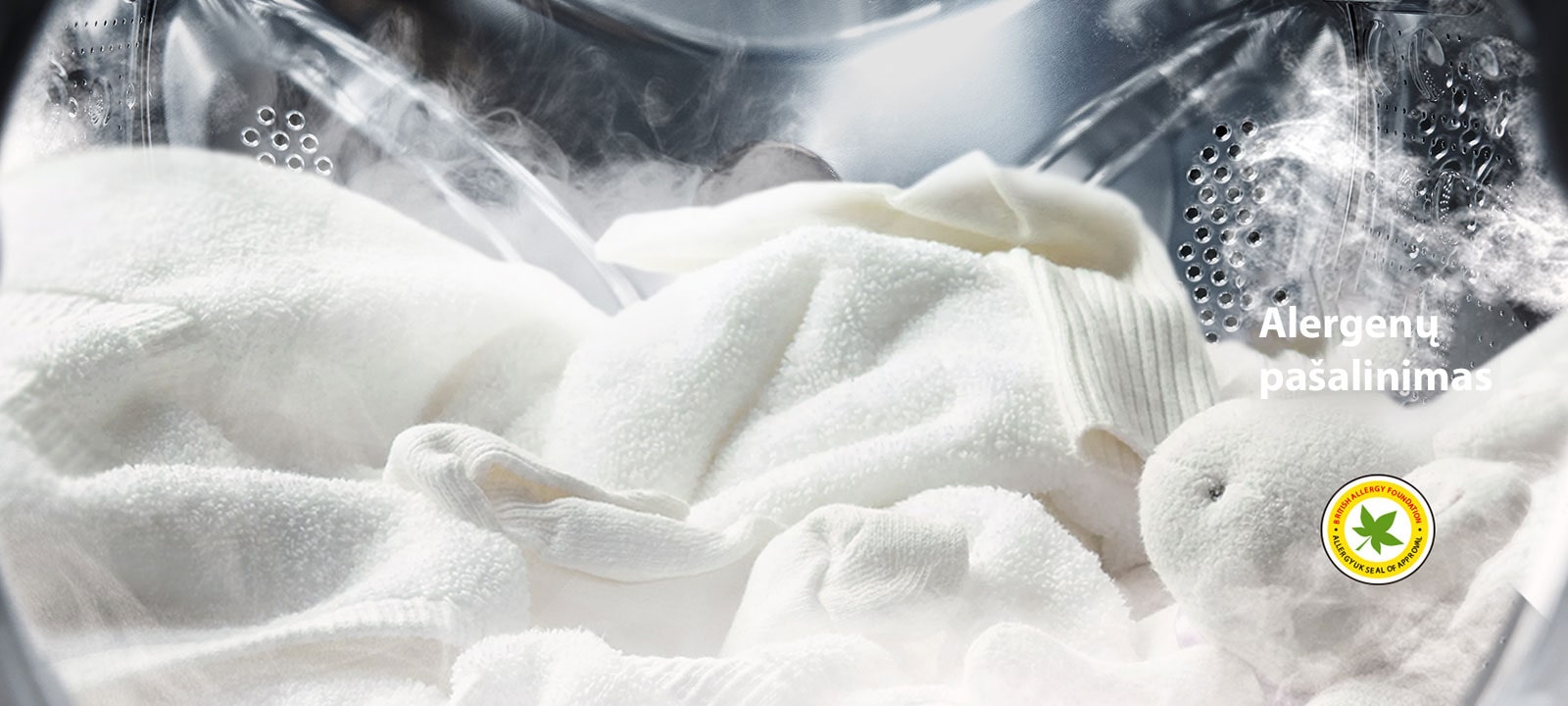 Skalbyklės būgne, garuose minkštas baltas chalatas ir pliušinis žaislas.