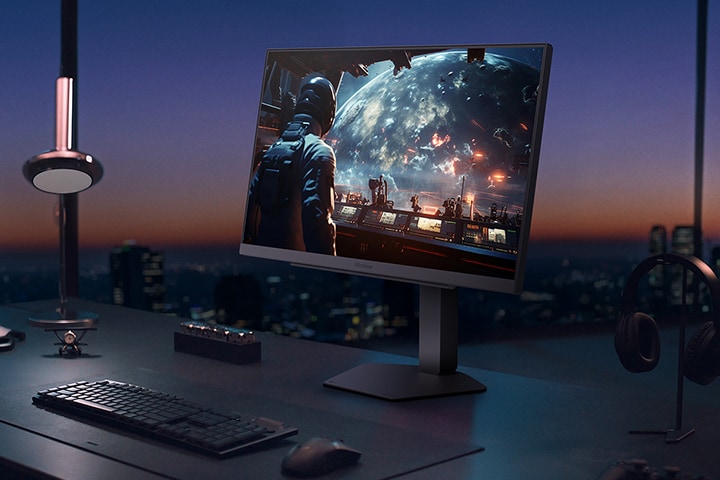 „UltraGear™“ 27G640A žaidimų monitoriaus vaizdas iš priekio ir galo; monitoriuje matoma futuristinė lenktynių scena.	