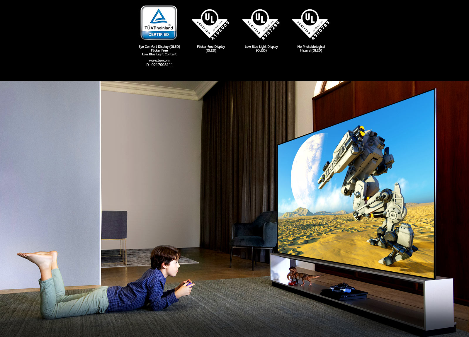 Vyras sėdi lenktynių žaidimo sėdynėje priešais didelį LG OLED TV ir žaidžia lenktynių žaidimą (slinkite puslapiu žemyn)