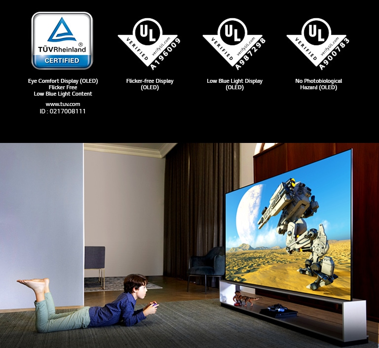 Vyras sėdi lenktynių žaidimo sėdynėje priešais didelį LG OLED TV ir žaidžia lenktynių žaidimą (slinkite puslapiu žemyn)